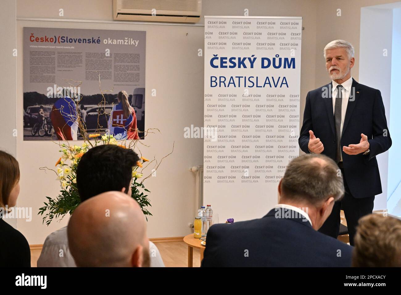 Bratislava, Slovacchia. 14th Mar, 2023. Il presidente ceco Petr Pavel (a destra) e la sua squadra si incontrano con i giovani rappresentanti di organizzazioni non governative in casa ceca durante una visita di due giorni in Slovacchia a Bratislava, in Slovacchia, il 14 marzo 2023. Credit: Vaclav Salek/CTK Photo/Alamy Live News Foto Stock