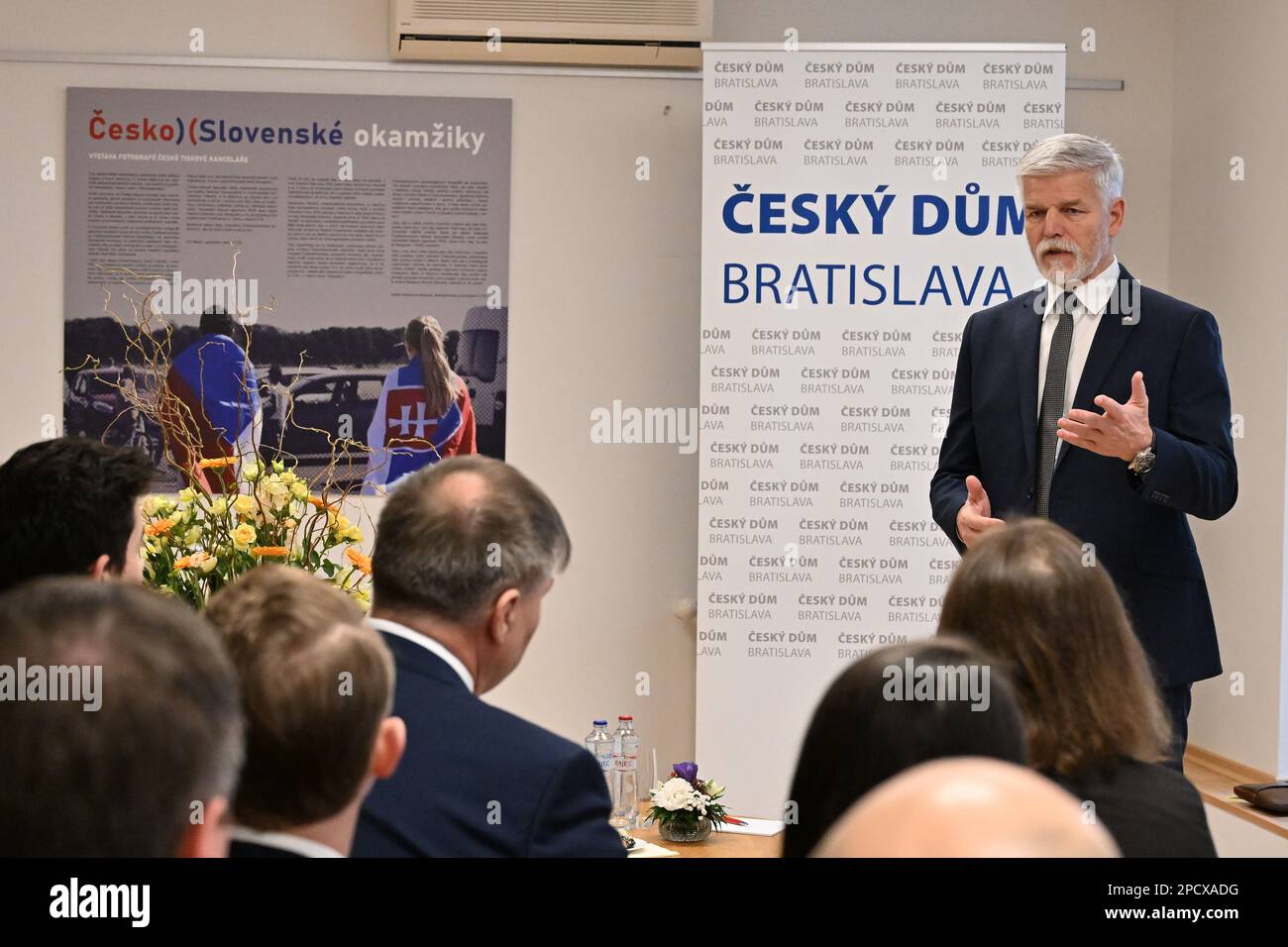 Bratislava, Slovacchia. 14th Mar, 2023. Il presidente ceco Petr Pavel (a destra) e la sua squadra si incontrano con i giovani rappresentanti di organizzazioni non governative in casa ceca durante una visita di due giorni in Slovacchia a Bratislava, in Slovacchia, il 14 marzo 2023. Credit: Vaclav Salek/CTK Photo/Alamy Live News Foto Stock