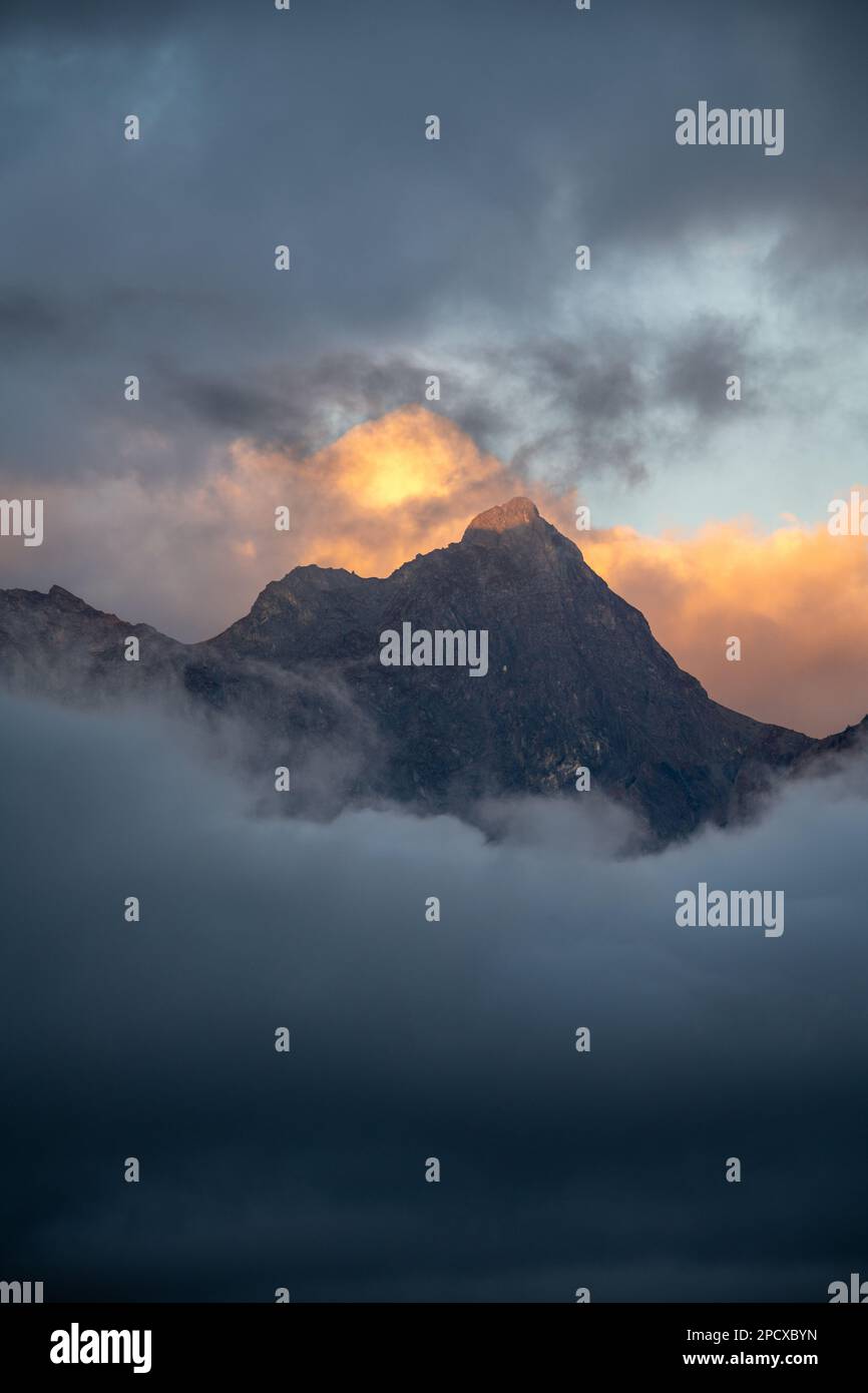 Impressionante formazione di montagna sotto il cielo blu circondato da nuvole Foto Stock