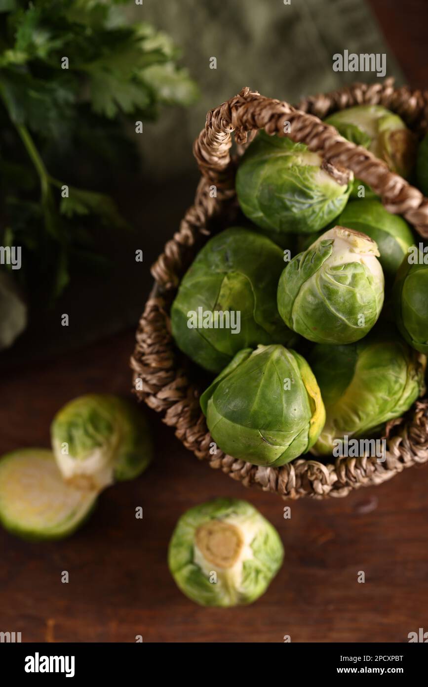 germogli di bruxelles di verdure fresche e biologiche Foto Stock