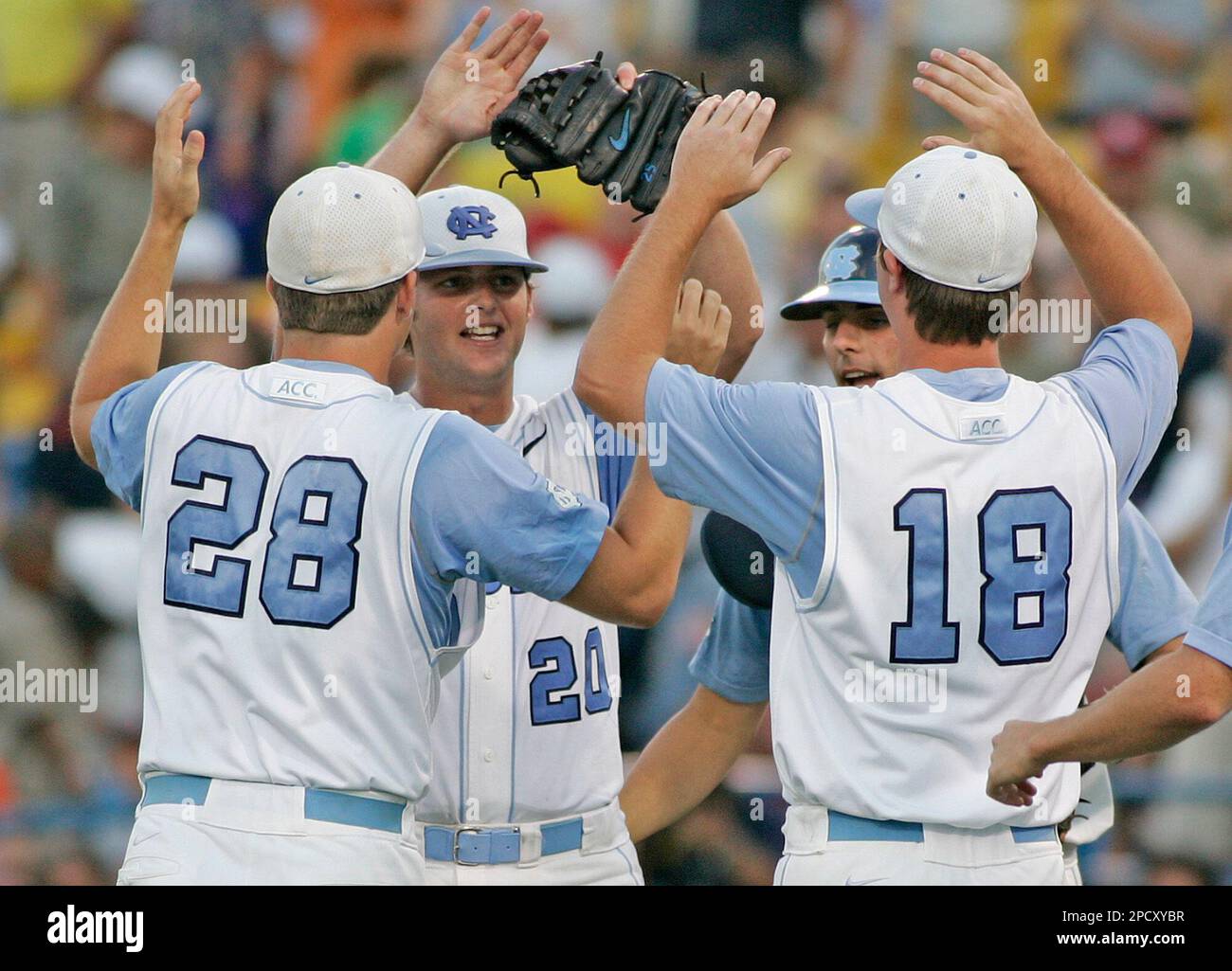 North Carolina pitcher Robert Woodard (20) celebrates with teammates Adam Warren (28) and Mike Facchinei (18) after beating Clemson 2-0 in a College World Series baseball game in Omaha, Neb., Sunday, June 18, 2006. Woodard threw his second complete-game shutout in five starts.(AP Photo/Eric Francis) Foto Stock