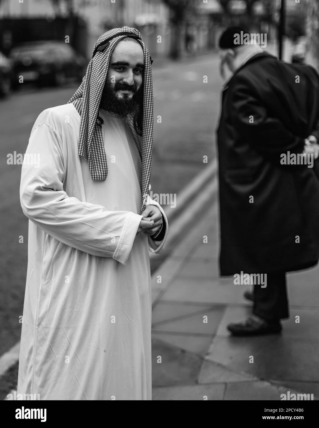 Immagine in bianco e nero di un uomo vestito da arabo a Purim, il Mardi Gras ebraico a Londra. Foto Stock