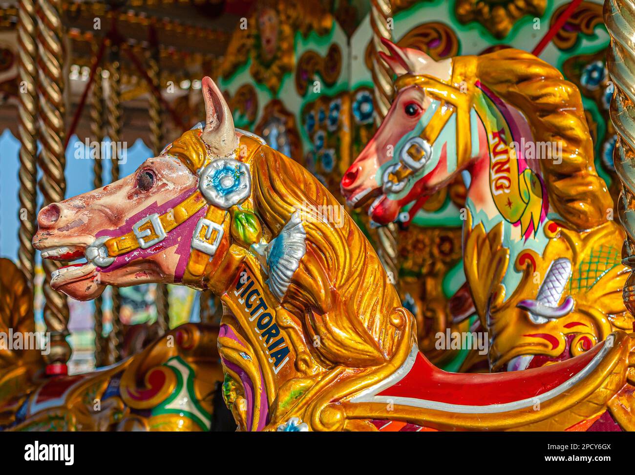 Coloratissimi cavalli a giostra al Brighton Pier, East Sussex, South England, UK Foto Stock