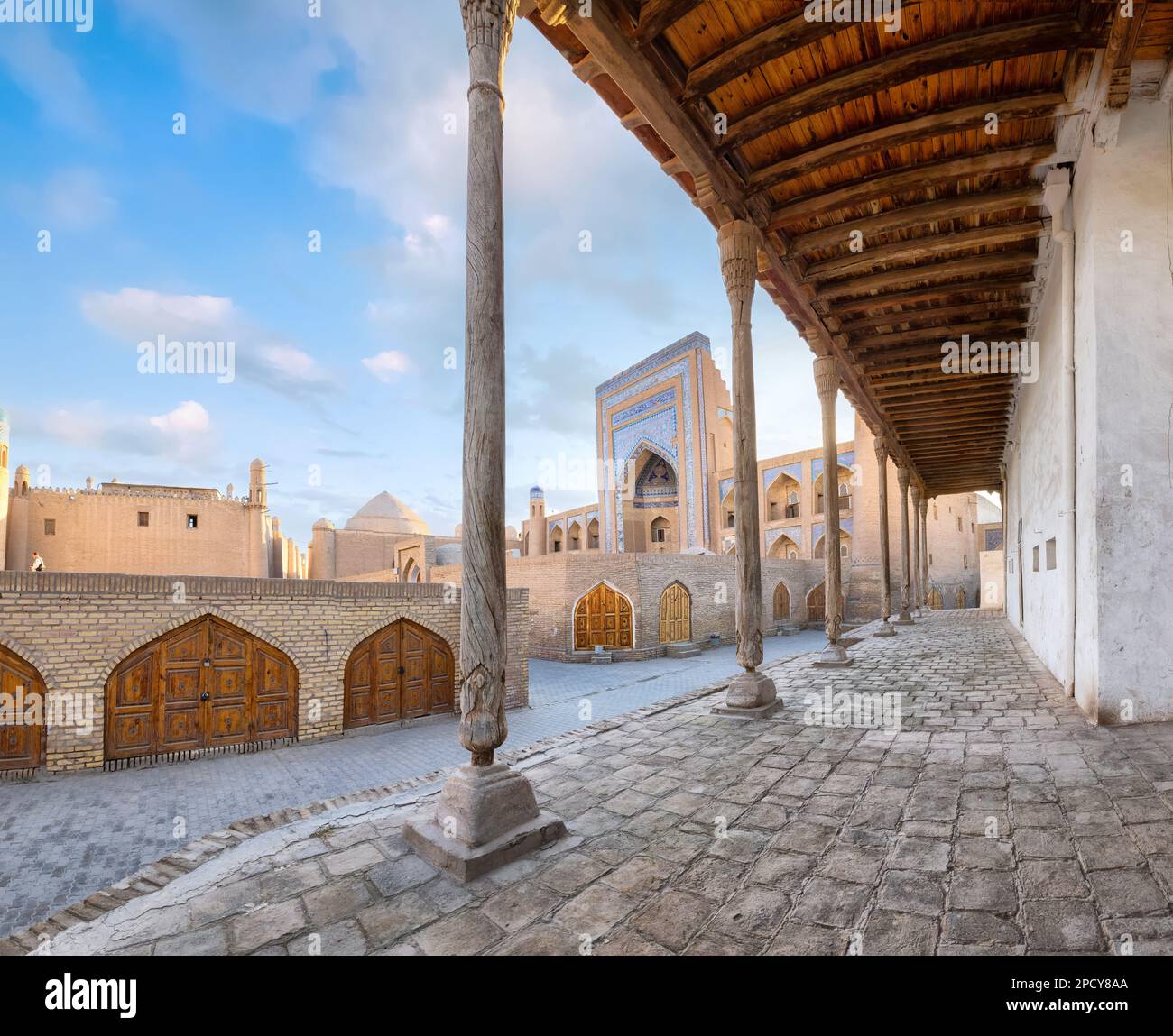 Khiva, Uzbekistan. Vista della madrassah di Khojamberdibai dalla moschea di AK Foto Stock