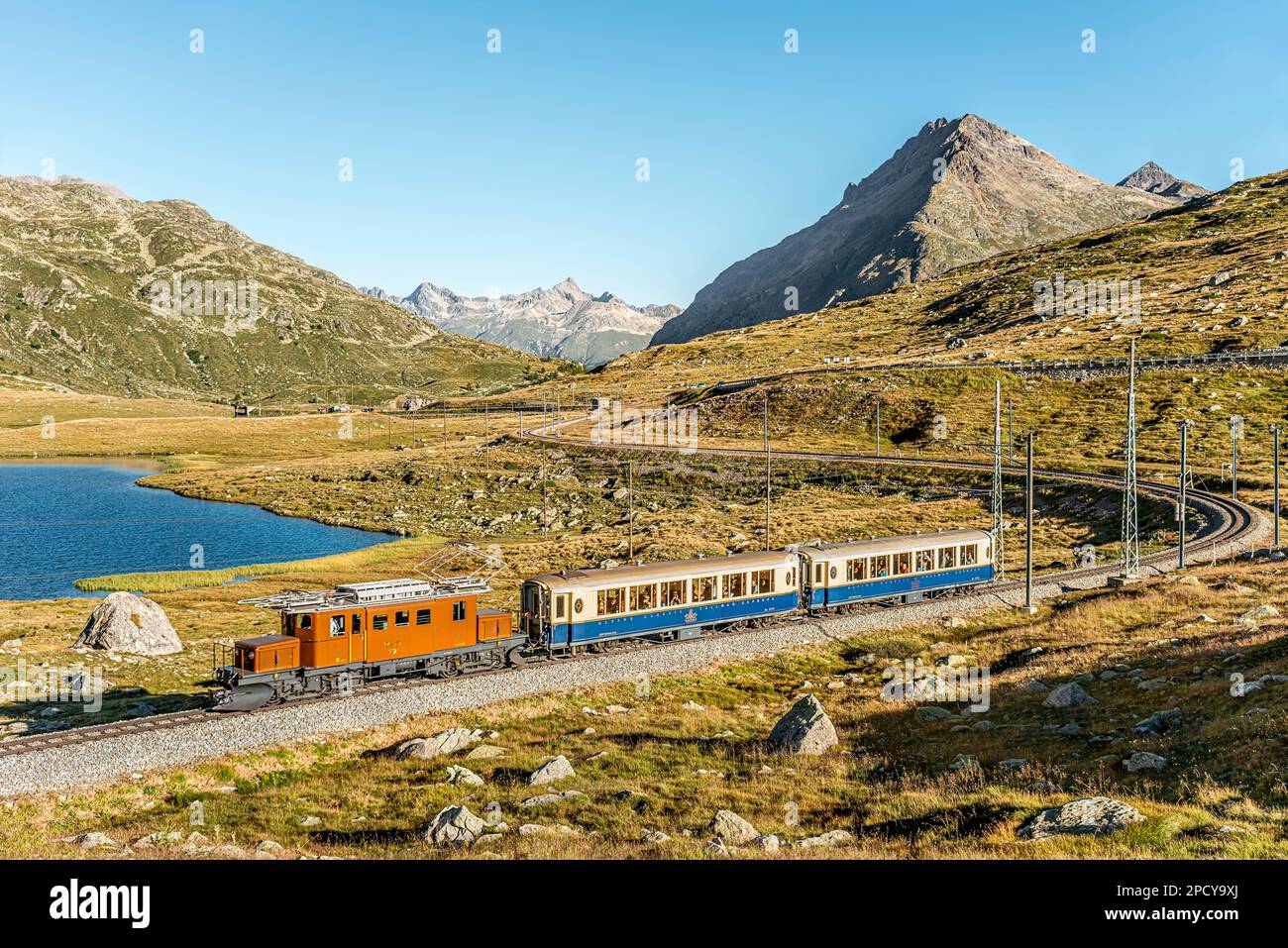 Pullmann Express al Lago Bianco al Passo del Bernina, Grigioni, Svizzera Foto Stock