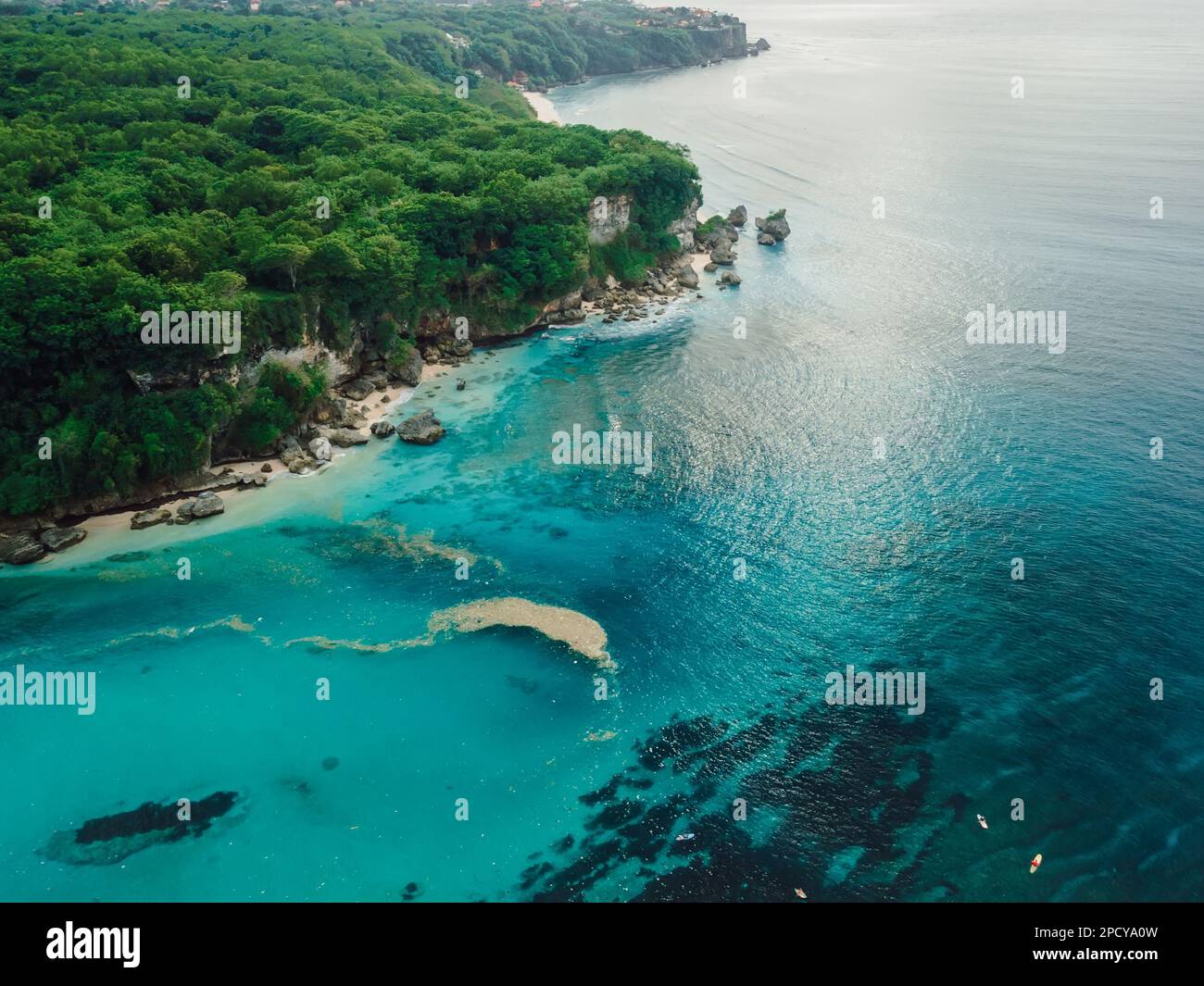 Vista aerea dell'oceano con costa panoramica e inquinamento di plastica nelle acque di Bali Foto Stock