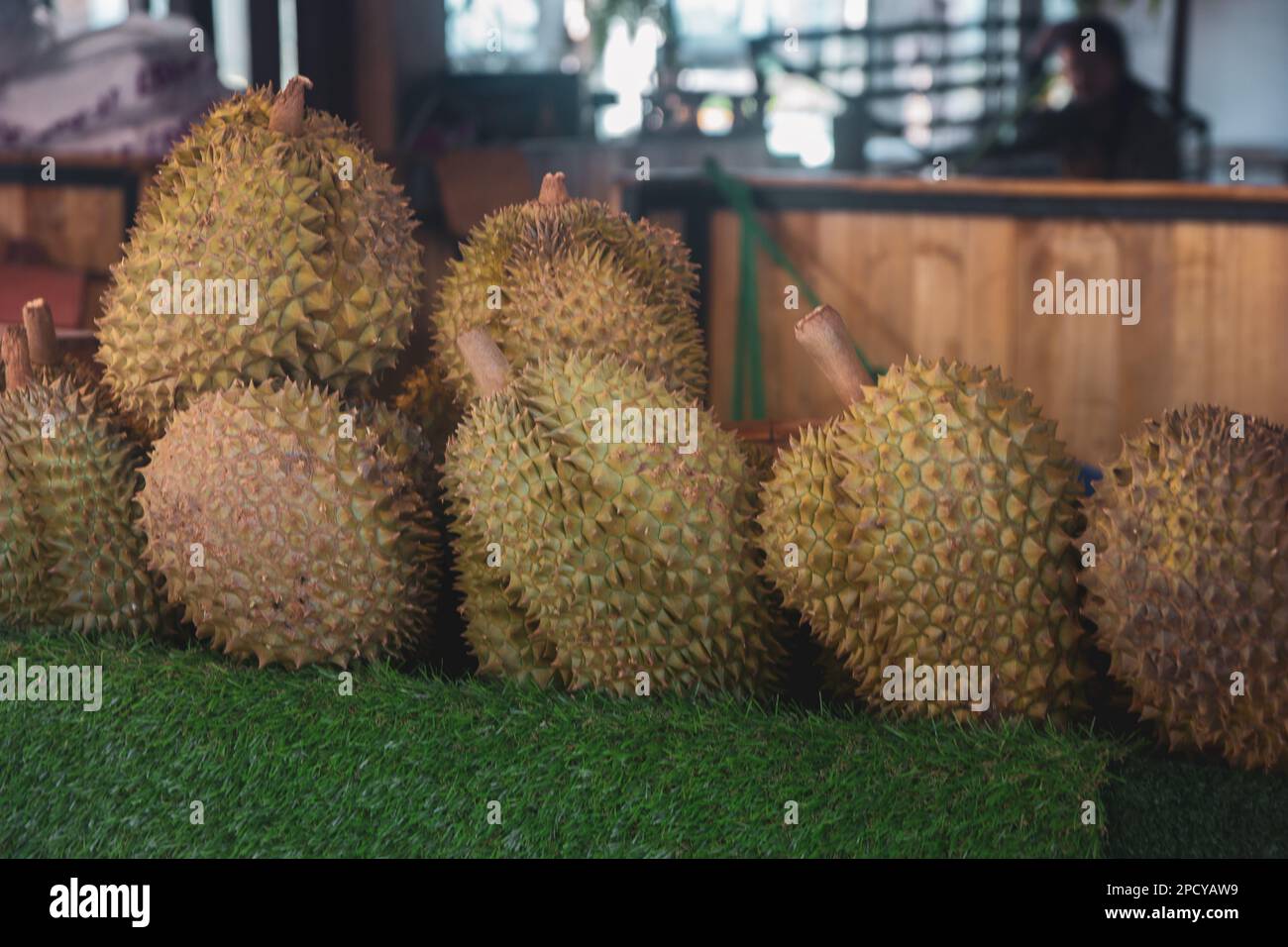 Pattaya, Thailandia - 21 dicembre 2022: Frutti Durian, frutti tropicali asiatici noti per il suo cattivo odore, Pattaya Floating Market Foto Stock