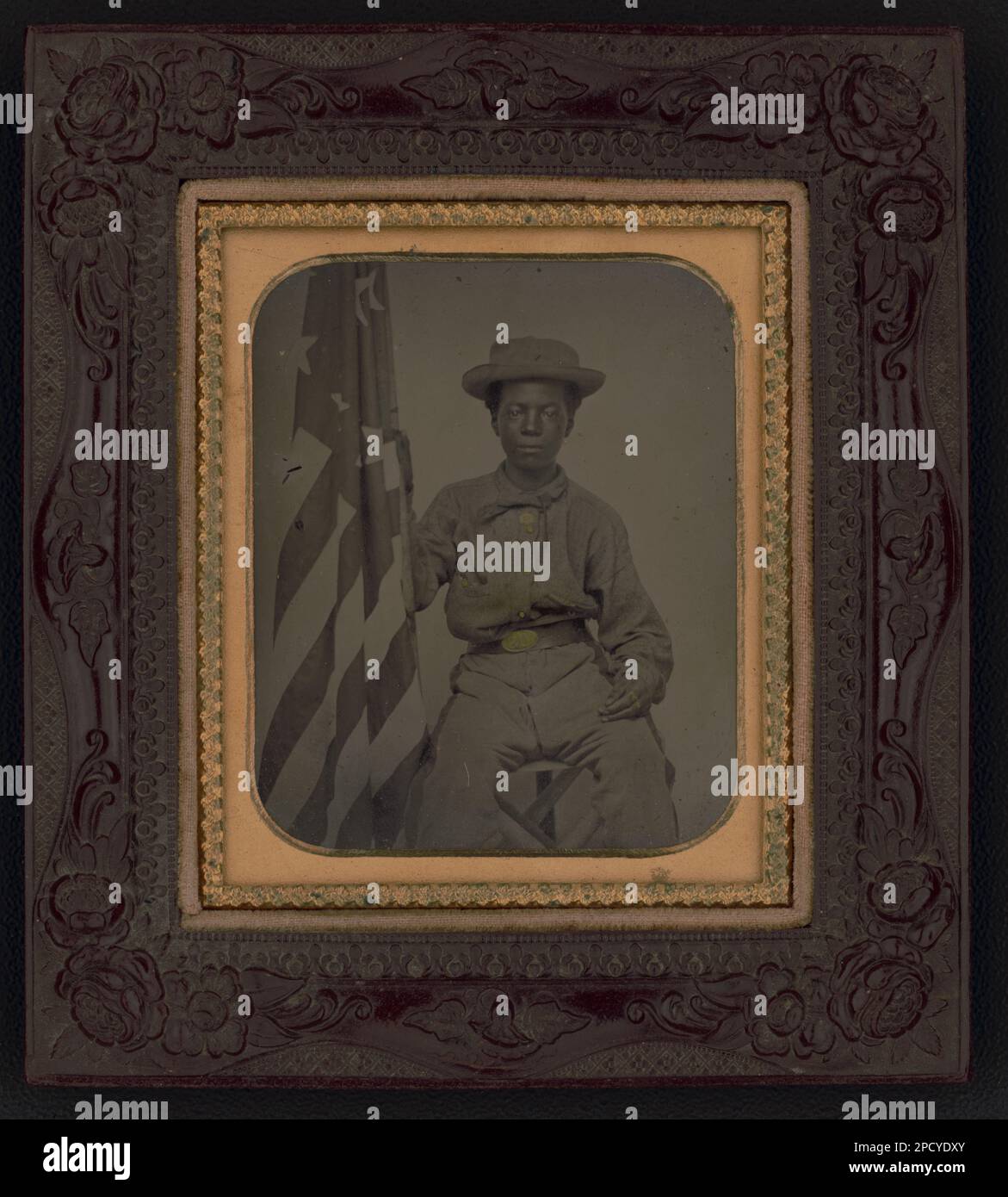 Giovane soldato afro-americano non identificato in uniforme dell'Unione con bandiera americana. Liljenquist Famiglia Collezione di fotografie della Guerra civile , FAmbrotype / Tintype fotografia serie di archiviazione , pp/liljunion. Afroamericani, servizio militare, Unione, 1860-1870, soldati, Union, 1860-1870, uniformi militari, 1860-1870, Bandiere, American, 1860-1870, Youth, 1860-1870, Stati Uniti, Storia, Guerra civile, 1861-1865, personale militare, Unione. Foto Stock