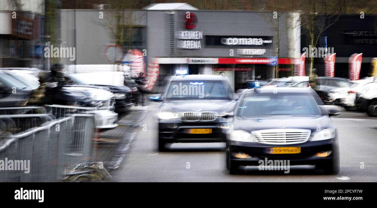 AMSTERDAM - sicurezza presso la corte extra sicura De Bunker per la prosecuzione del procedimento penale di Marengo e l'interrogatorio della testimonianza chiave con la difesa di detto R. in totale, diciassette persone sono processate in questo caso per sospetto di partecipazione a un'organizzazione criminale e di coinvolgimento in sei omicidi, quattro tentativi di omicidio e di preparazione degli omicidi. *LA LICENZA È STATA RESA NON RICONOSCIUTA PER MOTIVI DI SICUREZZA* ANP RAMON VAN FLYMEN OLANDA FUORI - BELGIO FUORI Foto Stock