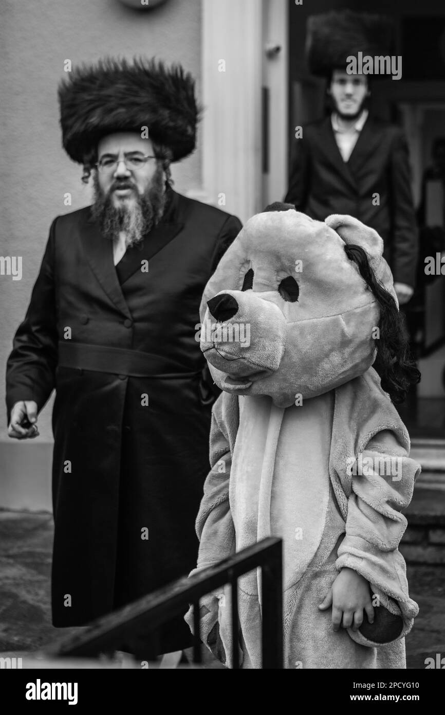 Due ebrei si posano per una fotografia a Purim, il Mardi Gras ebraico a Londra. Foto Stock