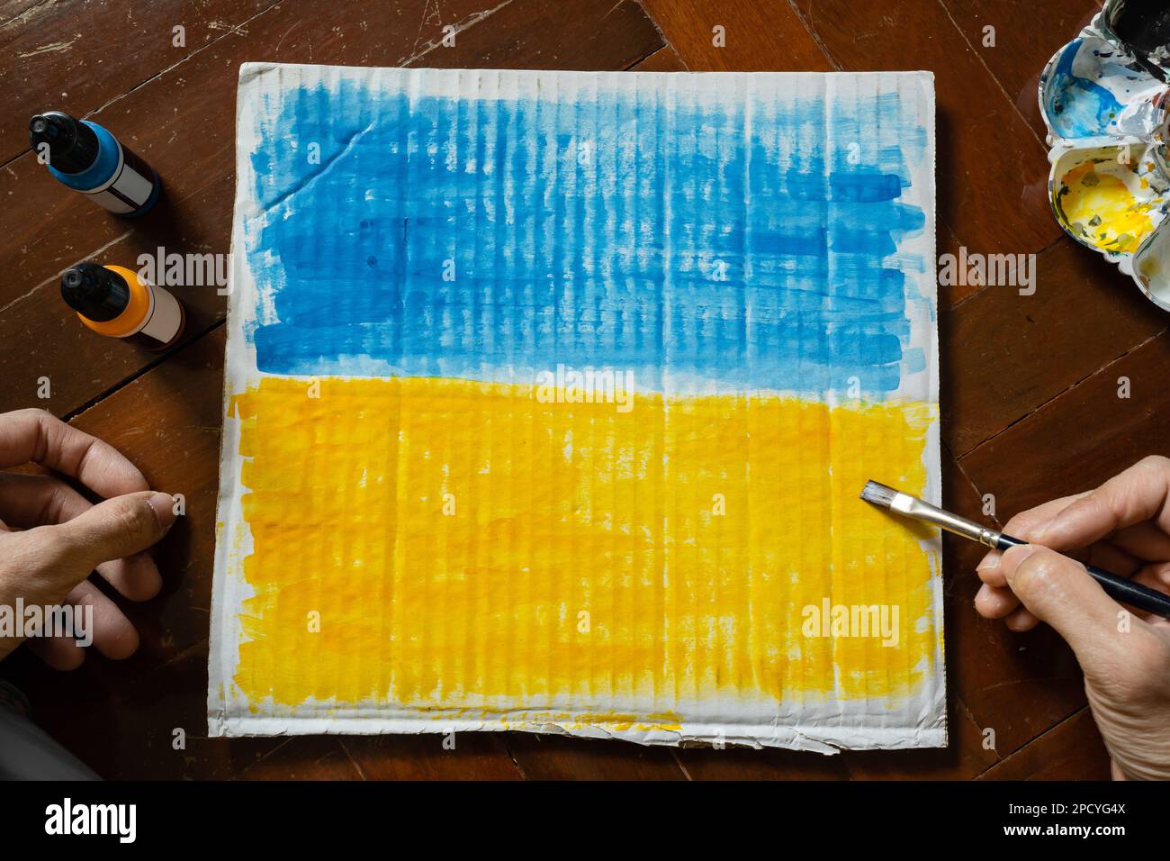 La bandiera Ucraina è stata dipinta su un cartone Foto Stock