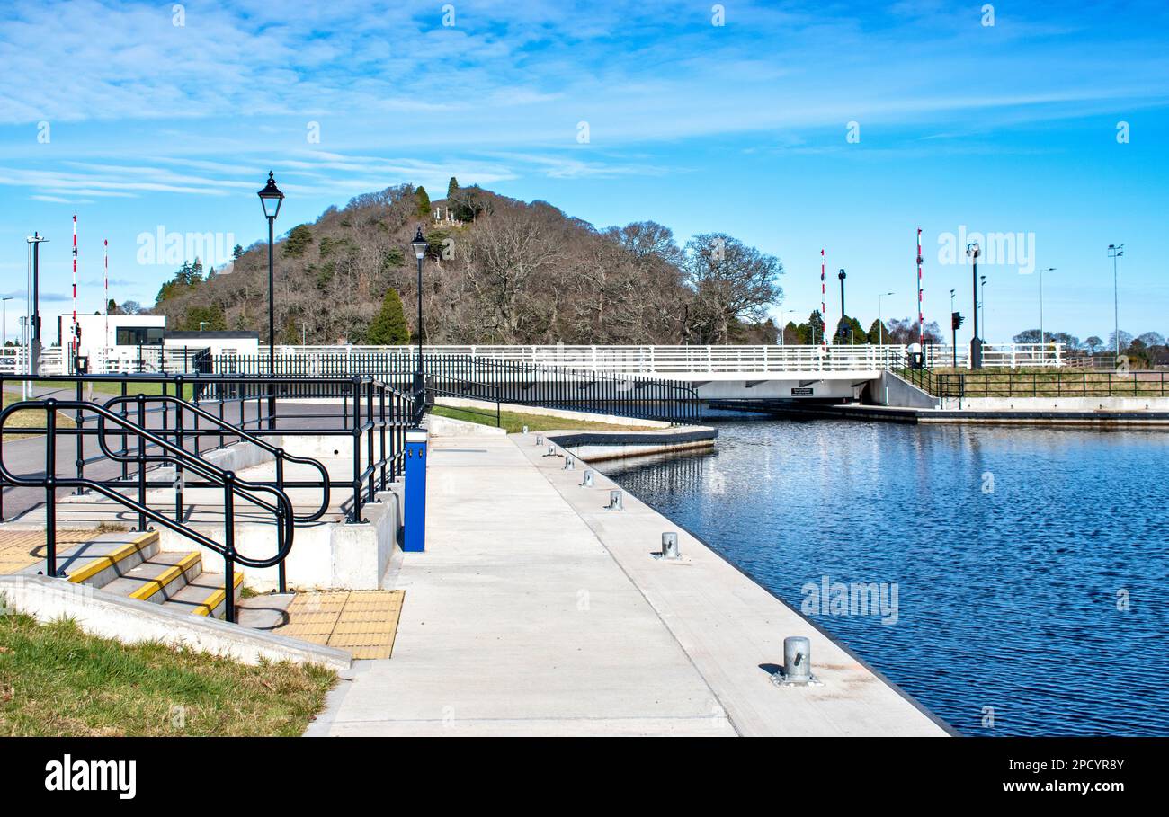 Caledonian Canal Inverness Scotland cielo blu e sole sopra il ponte girevole Torvean Foto Stock