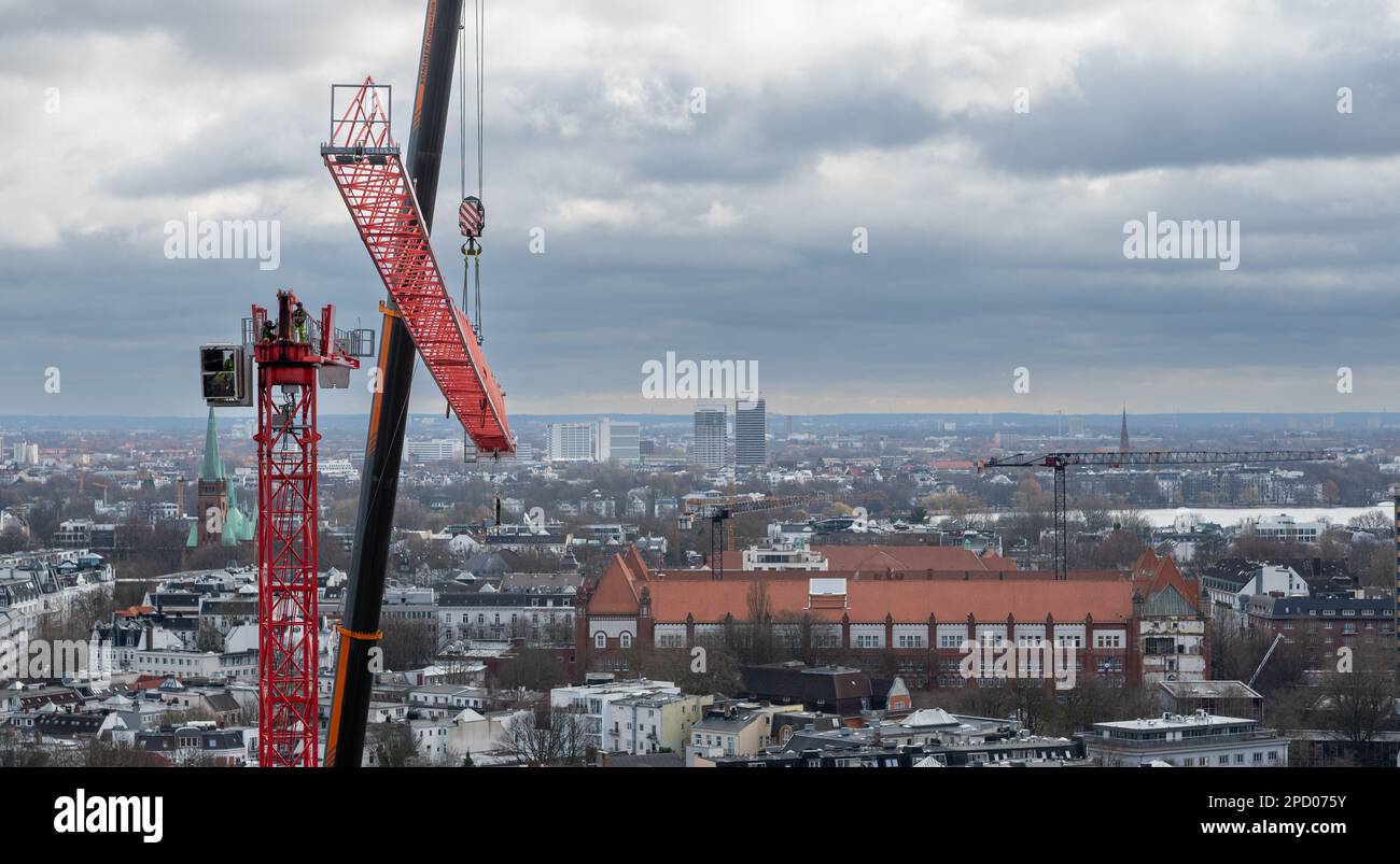 Montaggio di una gru da cantiere ad Amburgo, Germania. Foto Stock