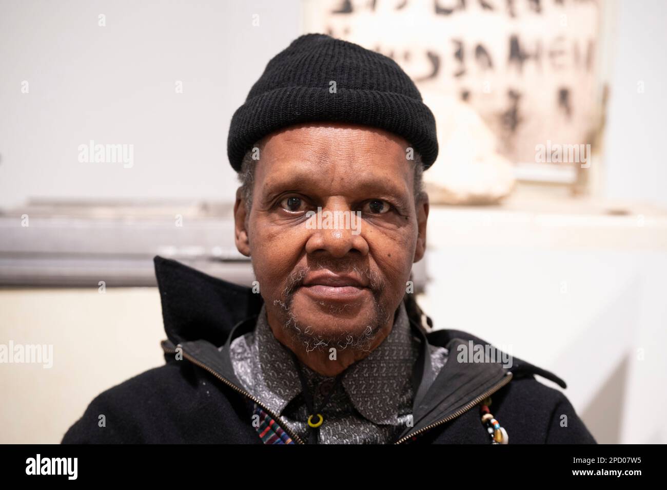 Royal Academy of Arts, Regno Unito. 14 marzo 2023. Le anime sono cresciute in profondità come The Rivers: Artisti neri del sud americano mostrano tradizioni artistiche e metodi artistici afro-americani unici di narrazione visiva. La creatività di questa mostra ha portato alla realizzazione di opere d'arte i cui soggetti e materiali spesso si riverberano nella dolorosa storia del Sud - la schiavitù, le politiche segregazioniste dell'era Jim Crow, il razzismo istituzionalizzato e il movimento per i diritti civili. Immagine: Artista Lonnie Holley, di fronte al suo lavoro in mostra. Credit: Malcolm Park/Alamy Live News. Foto Stock