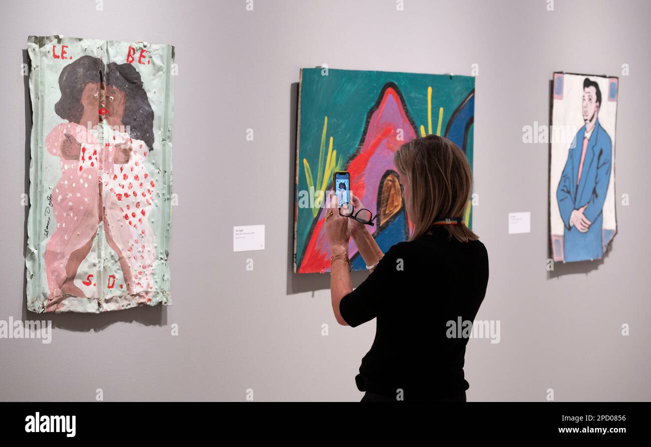 Royal Academy of Arts, Regno Unito. 14 marzo 2023. Le anime sono cresciute in profondità come The Rivers: Artisti neri del sud americano mostrano tradizioni artistiche e metodi artistici afro-americani unici di narrazione visiva. La creatività di questa mostra ha portato alla realizzazione di opere d'arte i cui soggetti e materiali spesso si riverberano nella dolorosa storia del Sud - la schiavitù, le politiche segregazioniste dell'era Jim Crow, il razzismo istituzionalizzato e il movimento per i diritti civili. Immagine: (A sinistra) Sam Doyle, LeBe, fine 1970s. Credit: Malcolm Park/Alamy Live News. Foto Stock