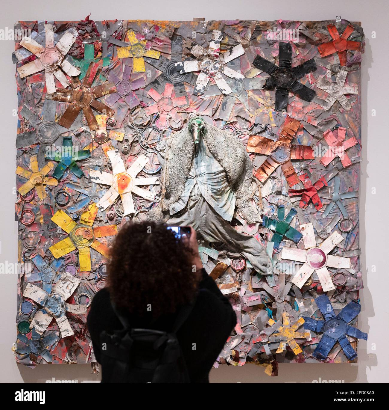 Royal Academy of Arts, Regno Unito. 14 marzo 2023. Le anime sono cresciute in profondità come The Rivers: Artisti neri del sud americano mostrano tradizioni artistiche e metodi artistici afro-americani unici di narrazione visiva. La creatività di questa mostra ha portato alla realizzazione di opere d'arte i cui soggetti e materiali spesso si riverberano nella dolorosa storia del Sud - la schiavitù, le politiche segregazioniste dell'era Jim Crow, il razzismo istituzionalizzato e il movimento per i diritti civili. Immagine: Thornton Dial, Stelle di tutto, 2004. Credit: Malcolm Park/Alamy Live News. Foto Stock