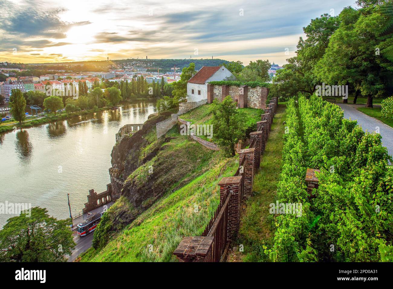 Vista aerea sul tramonto a Praga e Vltava e Letenske Sady - incredibile capitale ceca in estate! La vista è bellissima Foto Stock