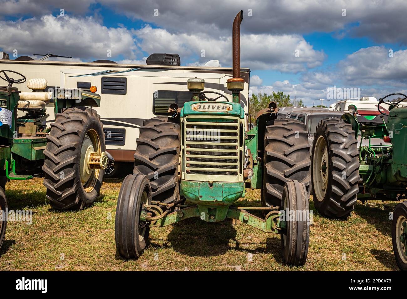 Fort Meade, FL - 26 febbraio 2022: Vista frontale in prospettiva di un trattore diesel Oliver modello 990 1958 in una fiera locale dei trattori. Foto Stock