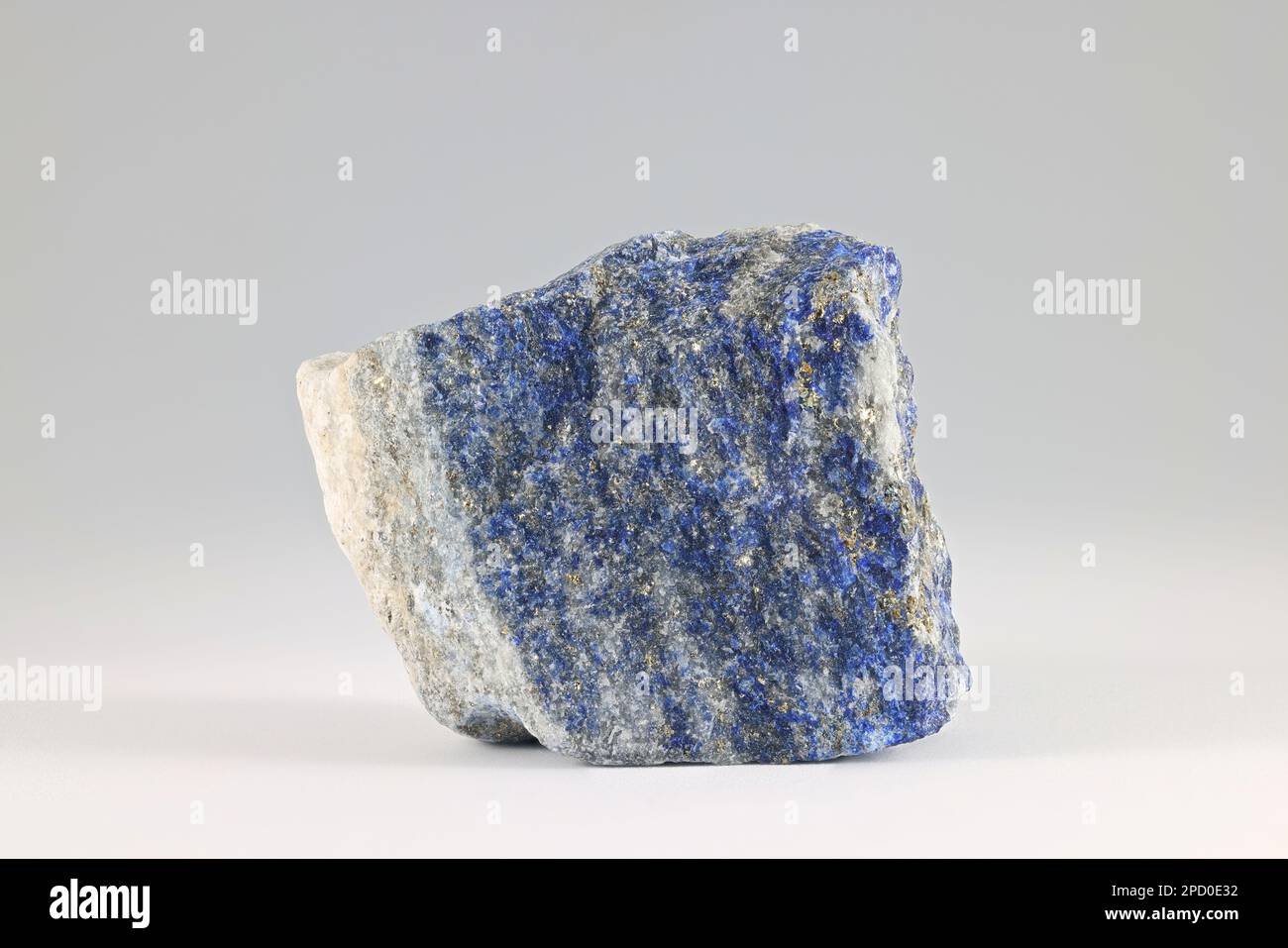 Lapis lazuli, o lapis in breve, è una roccia metamorfica blu profondo usata come pietra semi-preziosa Foto Stock