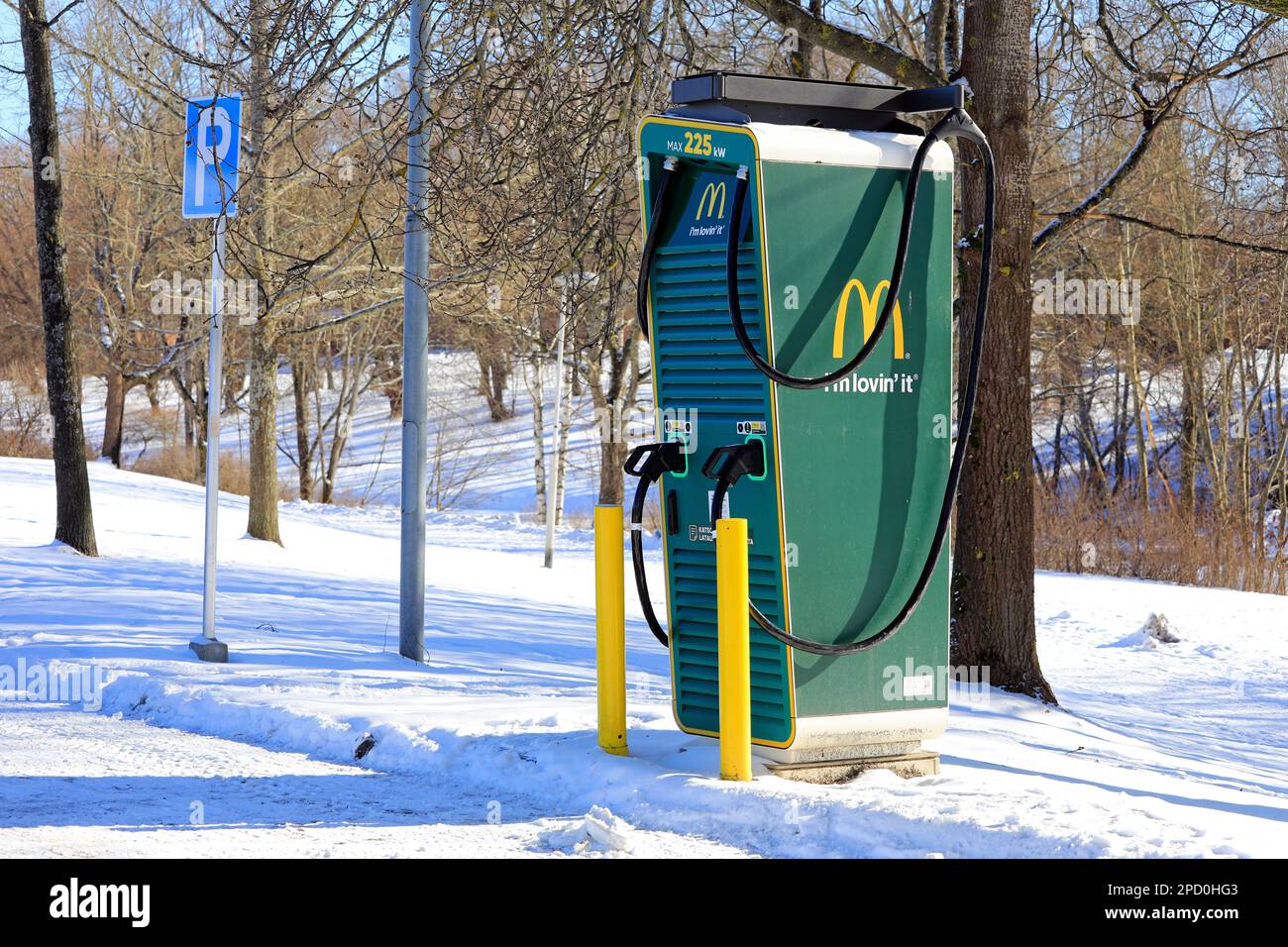 Ricarica 225 kW caricabatteria ad alta potenza per veicoli elettrici al McDonalds. Collaborazione tra McDonalds e Recharge. Salo, Finlandia. Marzo 12, 2023. Foto Stock