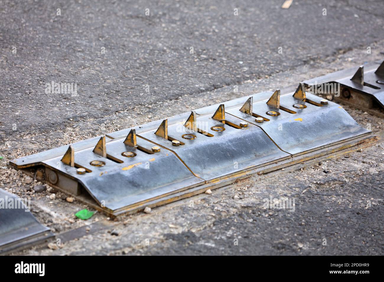 Misure di sicurezza contro il terrorismo a Gerusalemme, Israele. Striscia metallica punte pneumatici. Foto Stock