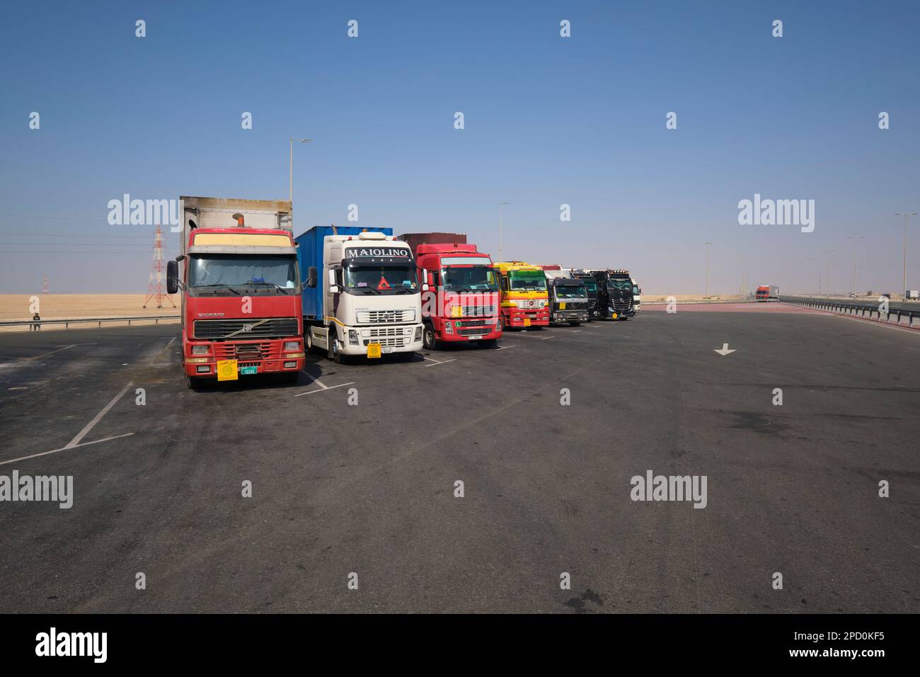 Carro di perforazione grande, i semi-camion sono allineati e parcheggiati in una delle fermate di riposo. Fuori dall'autostrada E11 fuori Abu Dhabi, Emirati Arabi Uniti. Foto Stock