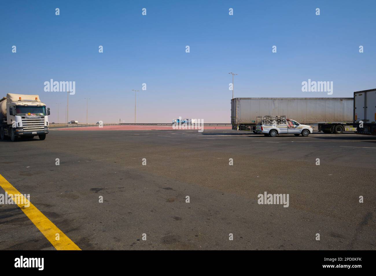 Un carro di perforazione di grandi dimensioni si sposta in una delle posizioni di arresto parcheggio e riposo. Fuori dall'autostrada E11 fuori Abu Dhabi, Emirati Arabi Uniti. Foto Stock