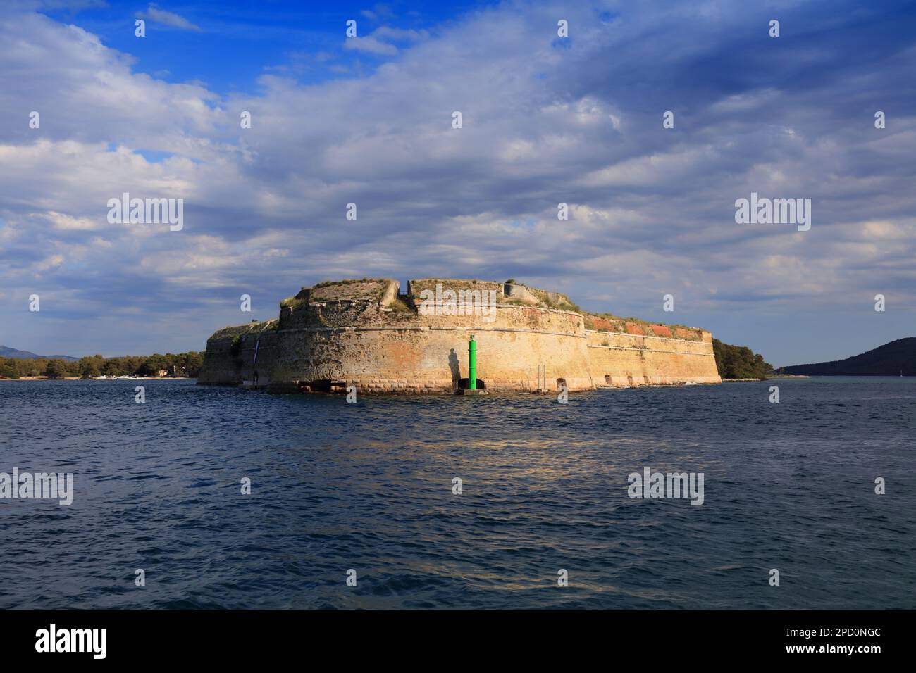 St Fortezza di Nicholas a Sibenik, Croazia. Fortezza marina che protegge l'ingresso del porto di St. Canale Anthony. Patrimonio dell'umanità dell'UNESCO. Foto Stock