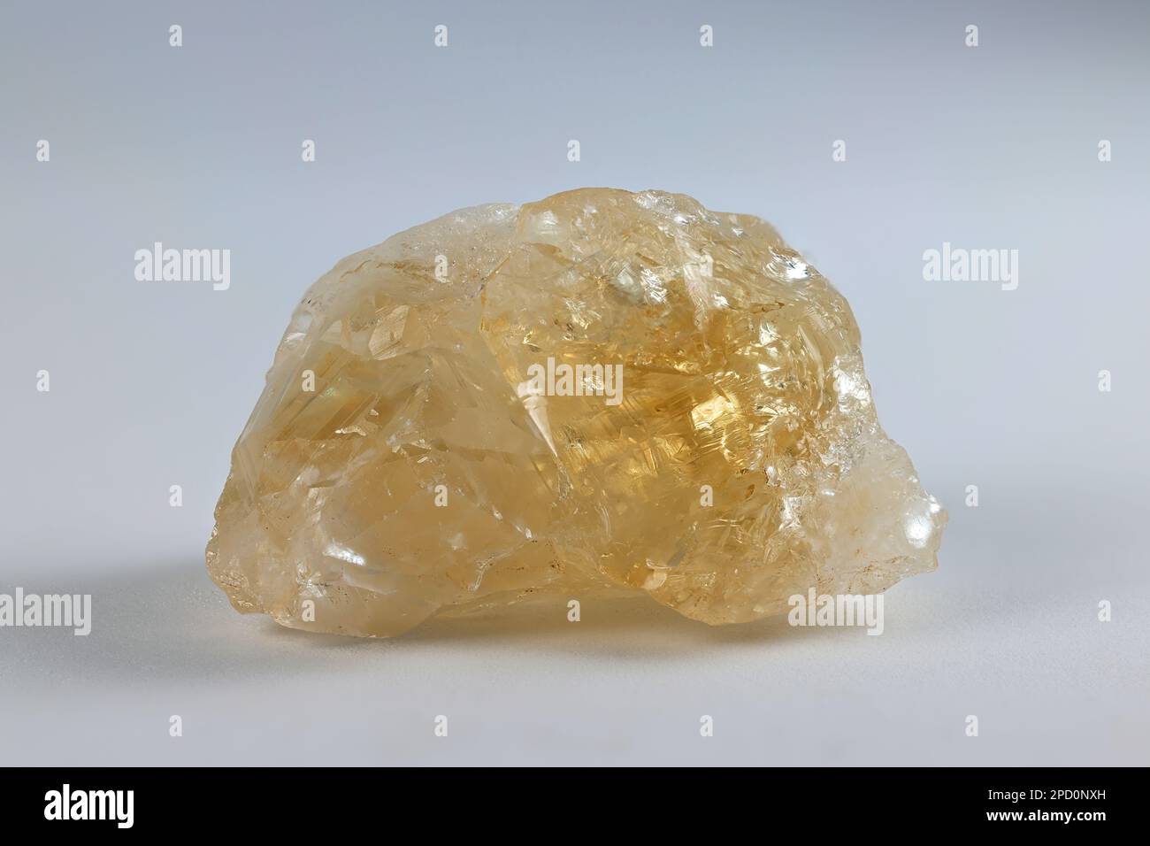 Citrine è una varietà gialla di quarzo e una popolare gemma e pietra ornamentale Foto Stock