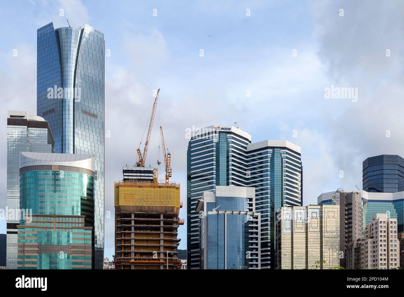 Hong Kong - 10 luglio 2017: Alte torri di uffici sono in costruzione, skyline della città di Hong Kong in una giornata di sole Foto Stock