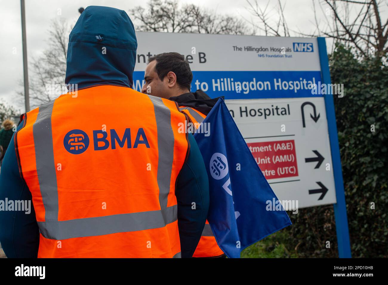 Hillingdon, Middlesex, Regno Unito. 14th marzo, 2023. Medici giovani che picchettano all'esterno dell'ospedale Hillingdon a Londra ovest il secondo giorno dello sciopero dei medici giovani di 72 ore sopra la paga, le pensioni e le condizioni di lavoro. Molti automobilisti che passavano la linea picket stavano lanciando le corna a sostegno dei medici. Credit: Maureen McLean/Alamy Live News Foto Stock