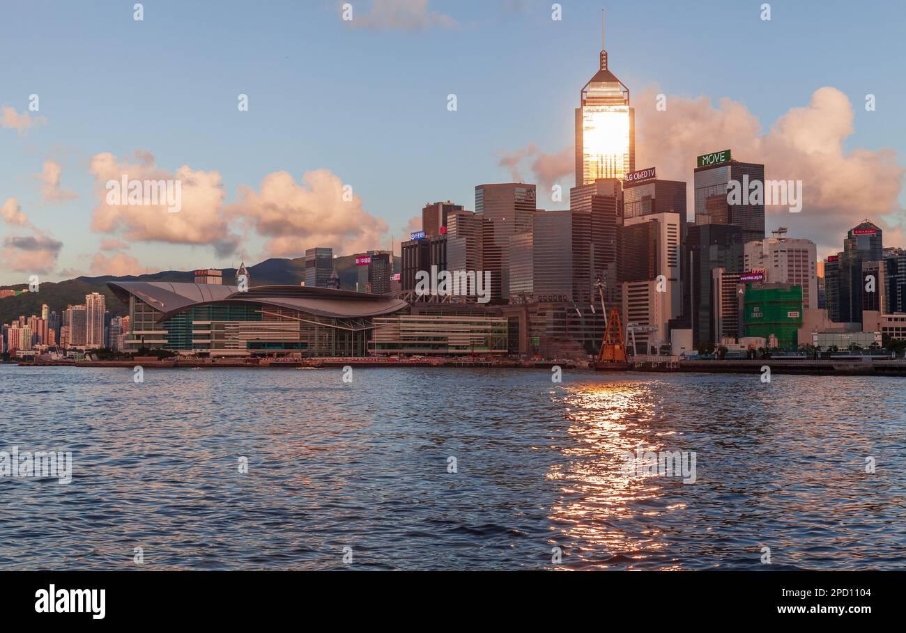 Hong Kong - 11 luglio 2017: Distretto centrale di Hong Kong, foto costiera scattata in una serata estiva. Skyline con alti edifici di uffici in un sunshi Foto Stock