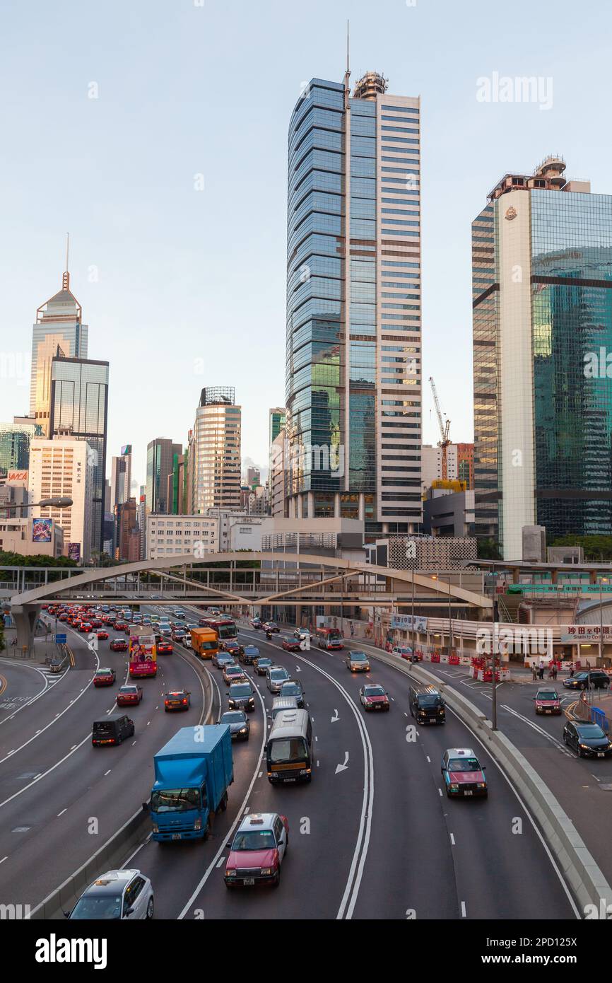 Hong Kong - 11 luglio 2017: Vista strada con le auto sulla strada n Hong Kong città, foto verticale Foto Stock