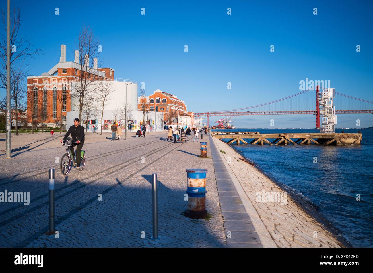 MAAT (Museo d'Arte, architettura e tecnologia) progettato dall'architetto britannico Amanda Levete, Belem, Lisbona, Portogallo Foto Stock