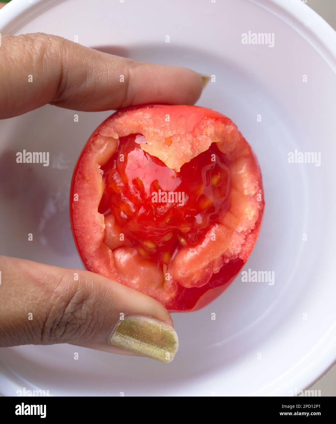 I pomodori freschi grezzi rossi tagliano l'arte della fotografia del cibo Foto Stock