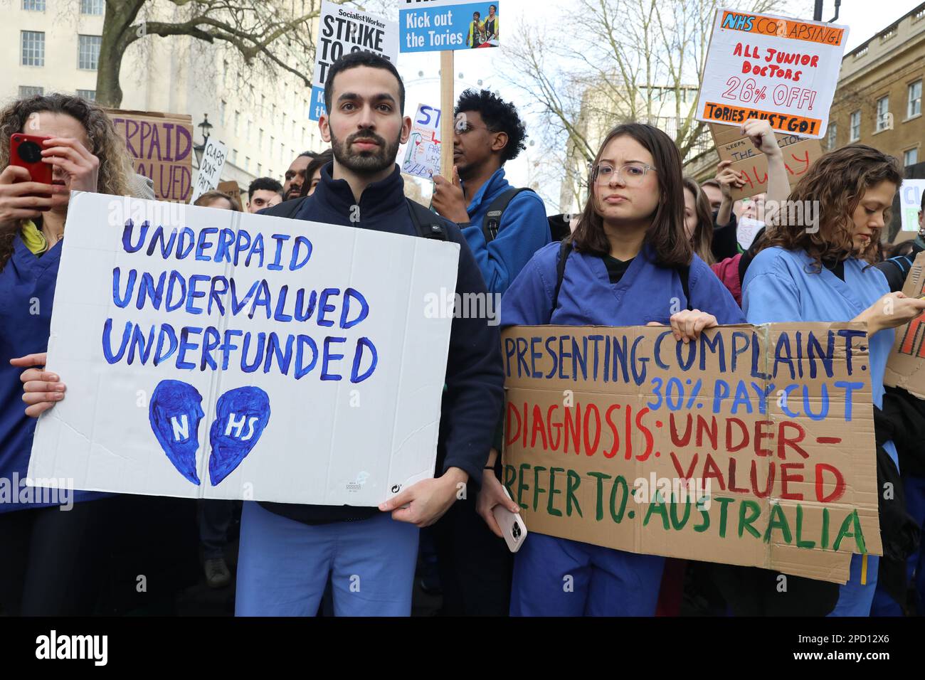 Londra, Regno Unito. 13th Mar, 2023. LONDRA, 13th marzo 2023, i medici in formazione e i loro sostenitori protestano di fronte a Downing Street a Londra, Inghilterra. I medici junior nel Regno Unito stanno colpendo sopra la paga e le condizioni cammineranno fuori per 72 ore. Credit: Lucy North/Alamy Live News Foto Stock