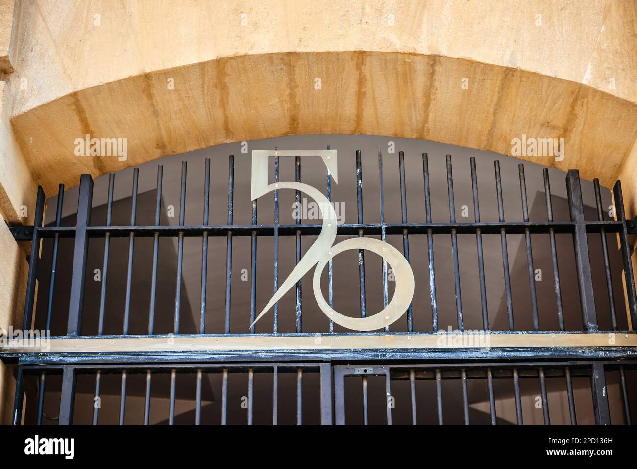 50 cinquanta numero fatto in bella font vintage sul cancello di un immobile immobiliare in Provenza Sud della Francia Foto Stock