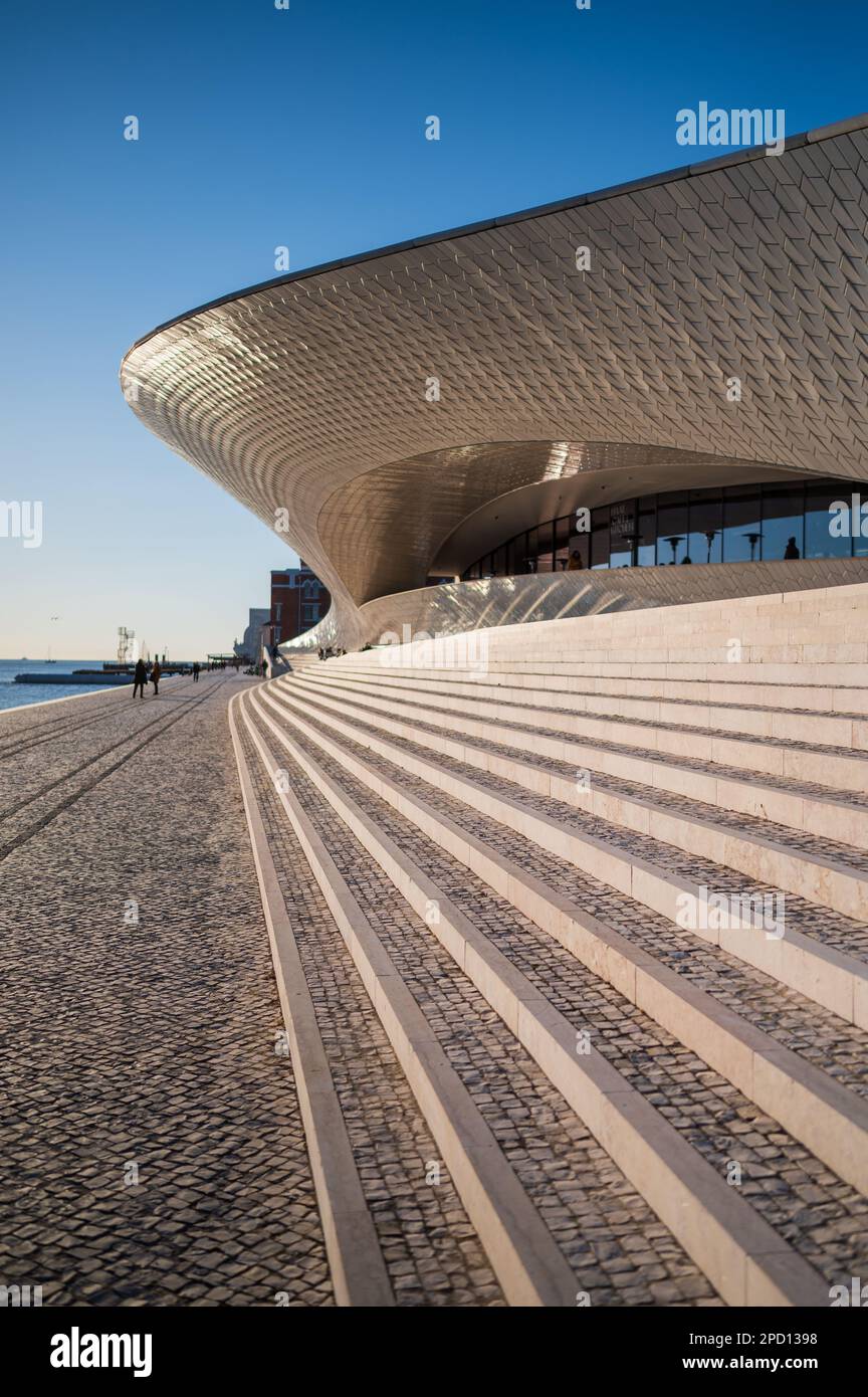 MAAT (Museo d'Arte, architettura e tecnologia) progettato dall'architetto britannico Amanda Levete, Belem, Lisbona, Portogallo Foto Stock