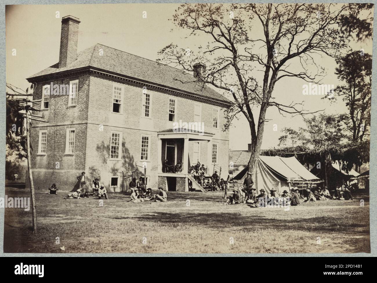 Bolling casa originariamente chiamato 'Mitchella' (in seguito 'Bull Hill'), probabilmente situato a Hopewell, Virginia. Titolo ideato dallo staff della biblioteca, Caption continua: Si trovava nell'attuale suddivisione 'Mansion Hills' di Hopewell, Virginia, sulla riva sud del fiume Appomattox tra Petersburg e City Point. Bruciò nel 1925 e fu poi abbattuto. Al tempo di questa foto, era di proprietà della famiglia bland. Il vicino Broadway Landing fu usato per sbarcare bestiame durante l'assedio di Pietroburgo. La casa è stata sgusciata da cannoniere federali. Le informazioni su questa casa sono archiviate nel file di riferimento in Foto Stock