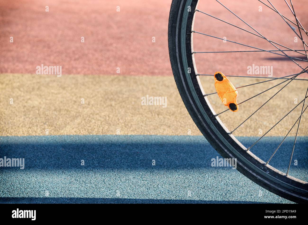 Pneumatico per bicicletta su sfondo colorato Foto Stock