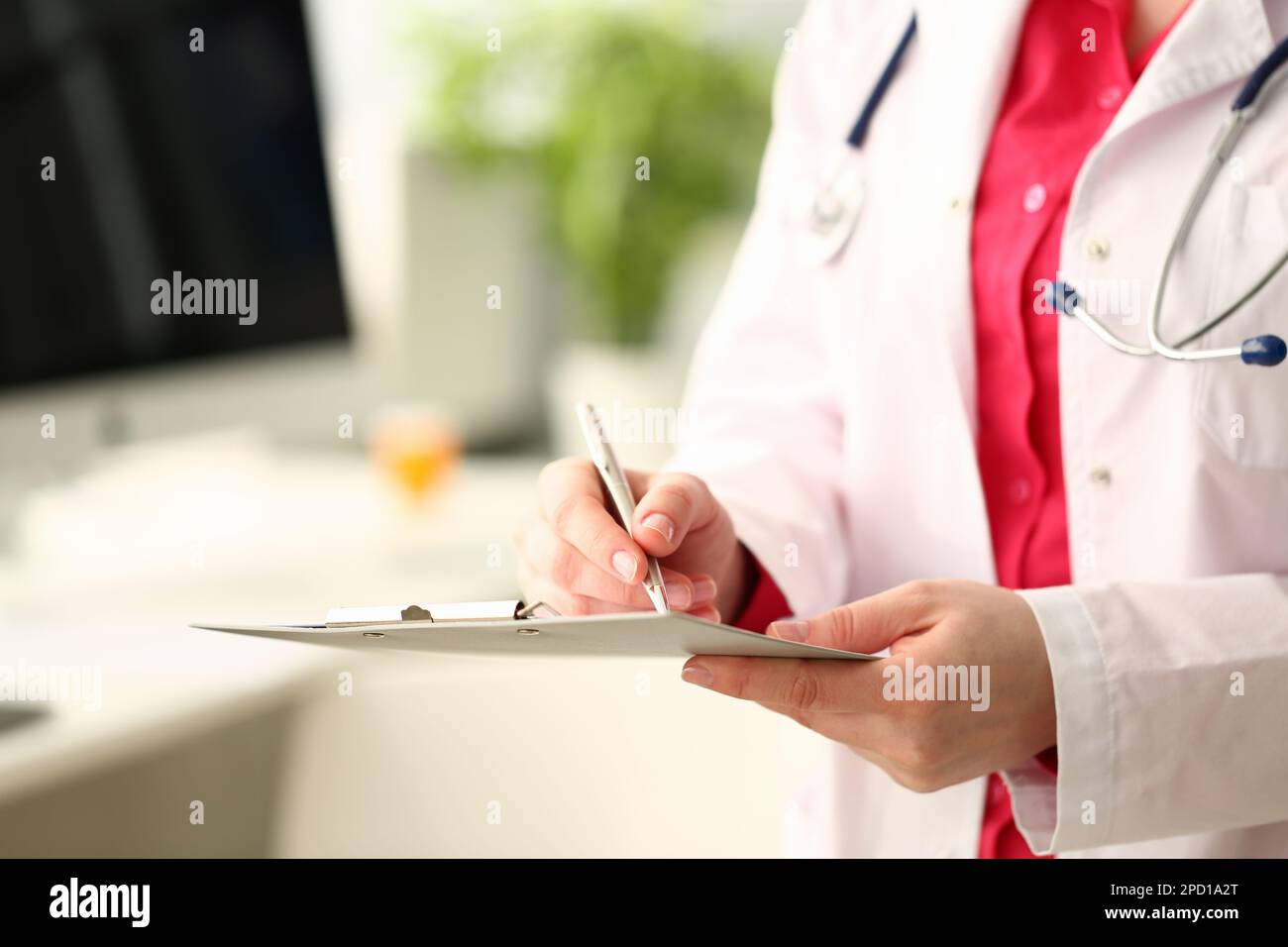 Donna medico di medicina con penna d'argento scrive su un closeup appunti. Foto Stock