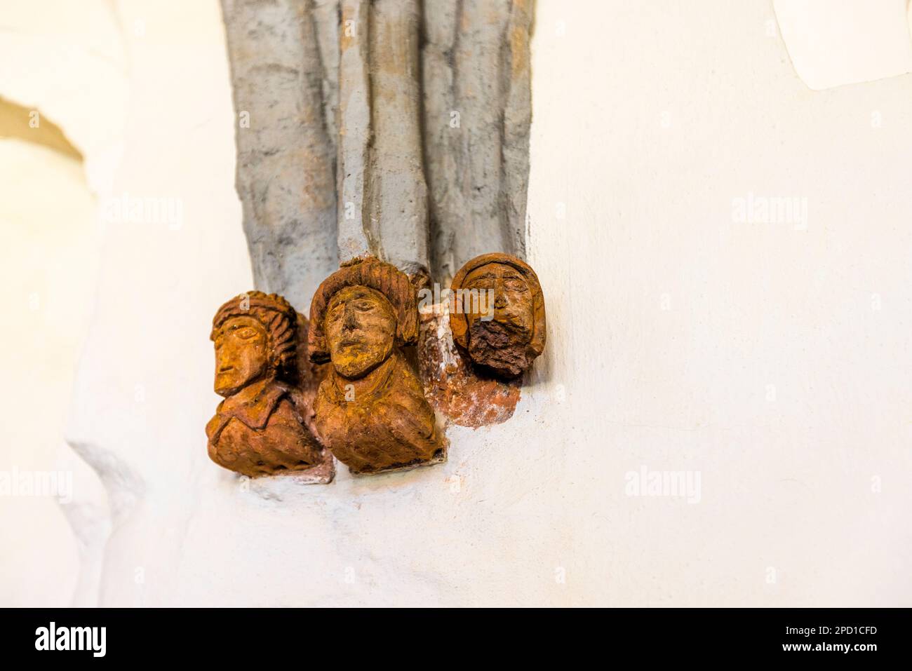 Monastero barocco di Neuzelle, Germania. Decorazioni nel refettorio dell'Abbazia di Neuzelle. Durante il restauro della Fondazione Monastero di Neuzelle, la testa di argilla destra è stata trovata nel 1996 durante gli scavi nel giardino del monastero Foto Stock