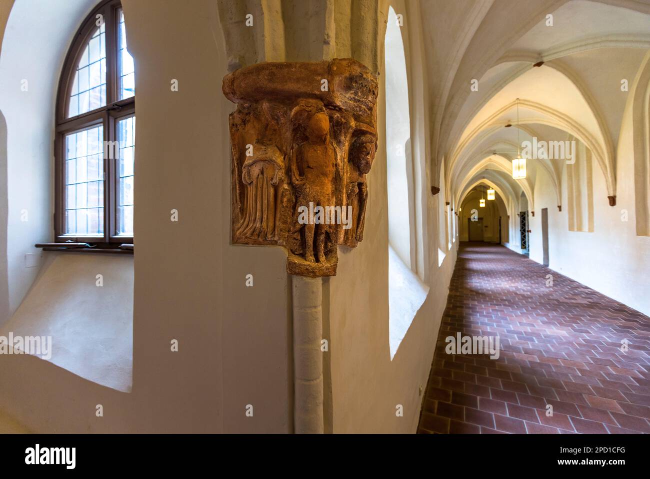 Monastero barocco di Neuzelle, Germania. Figure danneggiate e ornamenti nel chiostro del Monastero di Neuzelle testimoniano le incursioni degli Hussites nel 15th ° secolo Foto Stock