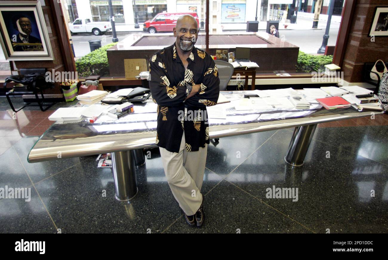 **ADVANCE FOR WEEKEND, MAY 27-29** Chris Gardner, chief executive of Gardner Rich & Co., a multimillion-dollar brokerage firm with offices in New York, Chicago and San Francisco, stands at his desk which is a tail wing of a jet airliner Thursday, May 18, 2006, in Chicago. Gardner's story of once being homeless to becoming a wealthy Wall Street investor is the subject of his own just-released book, "The Pursuit of Happyness." There is also a motion picture planned on his unique story that is due out in December starring Will Smith. (AP Photo/M. Spencer Green) Foto Stock
