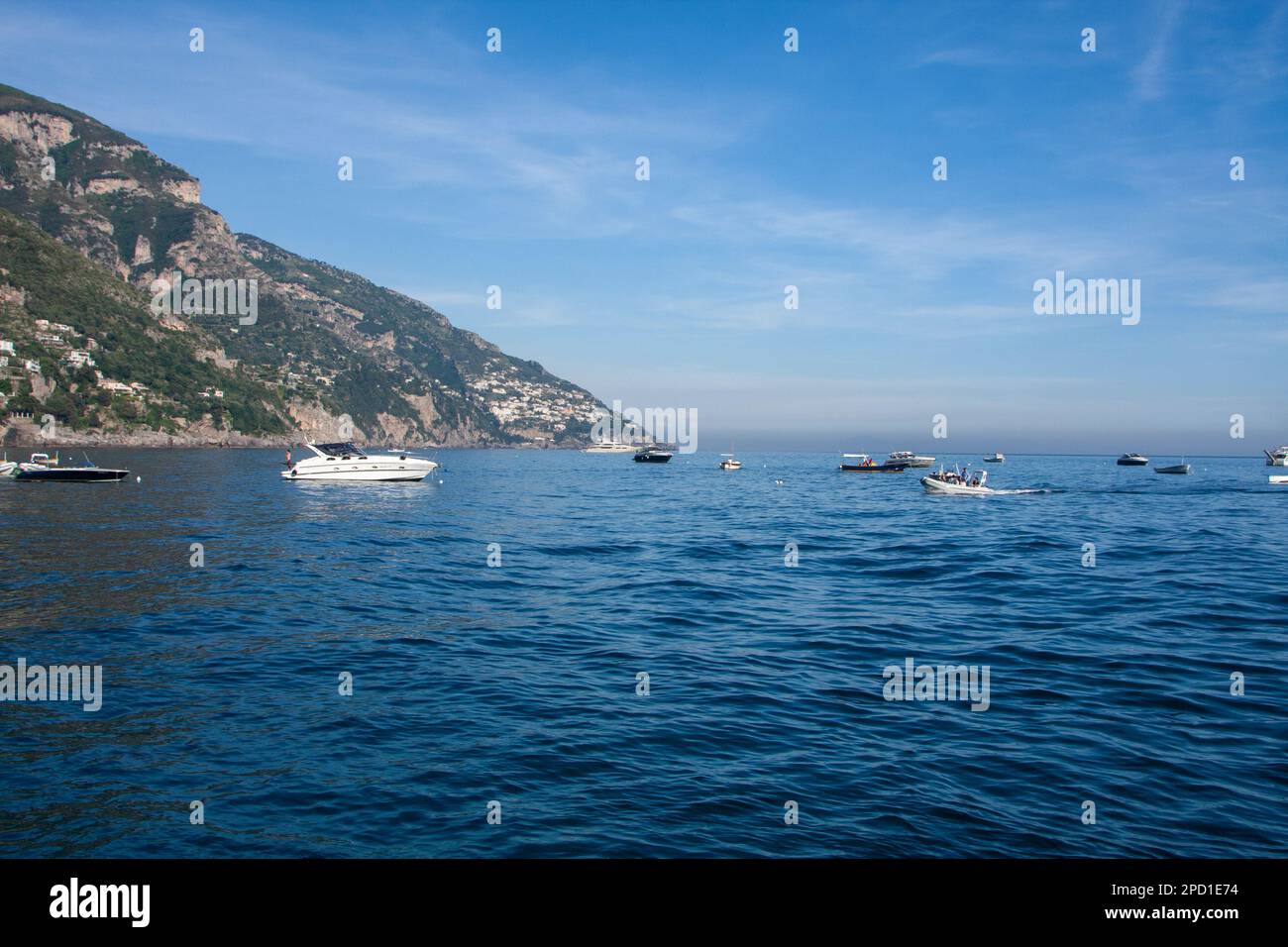 Scogliere lungo la costa di Capri, Italia Foto Stock
