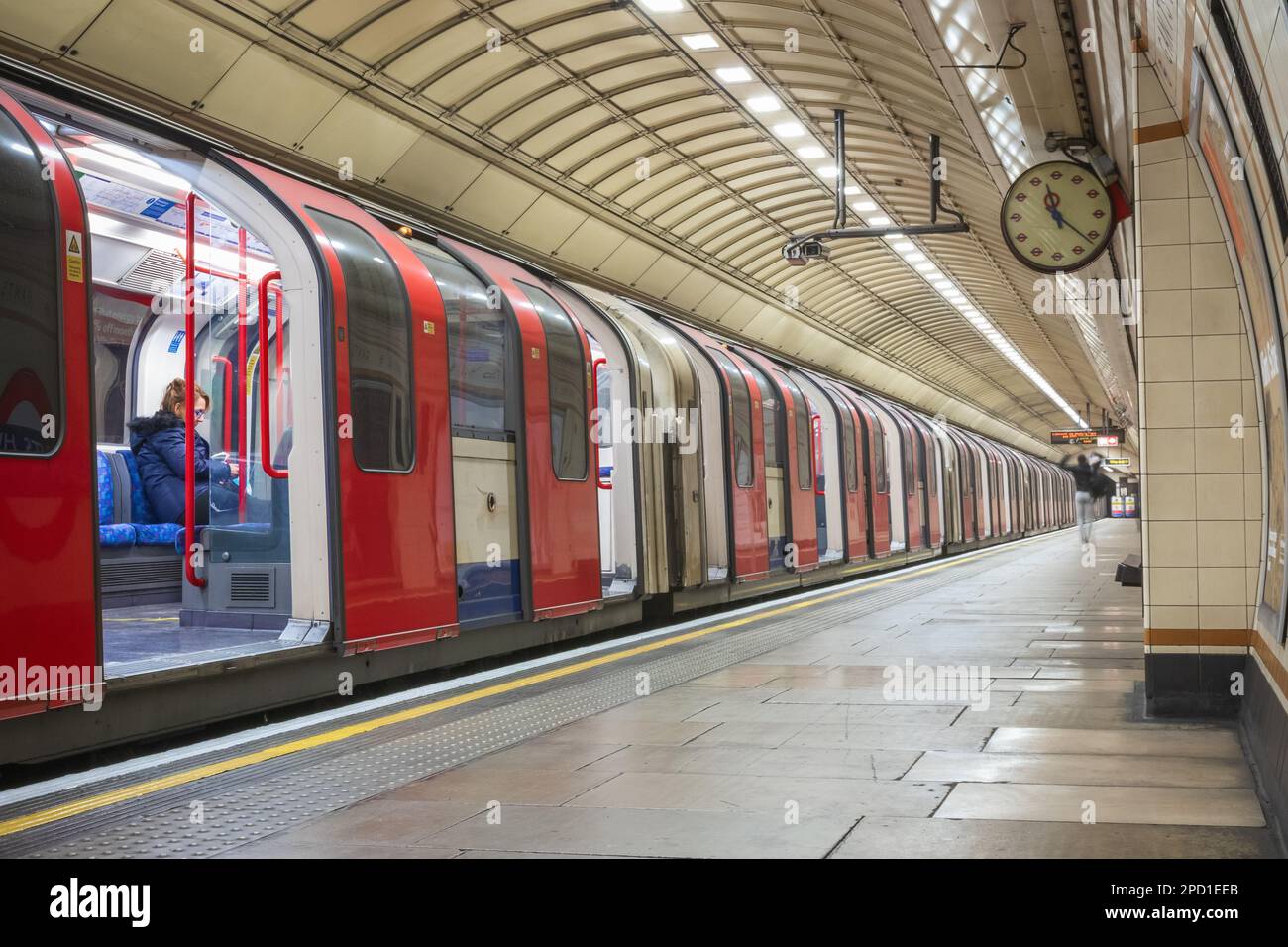 Londra, Regno Unito - 15 gennaio 2023 - treno in attesa di partire al binario della stazione della metropolitana di Londra (Gants Hill) Foto Stock