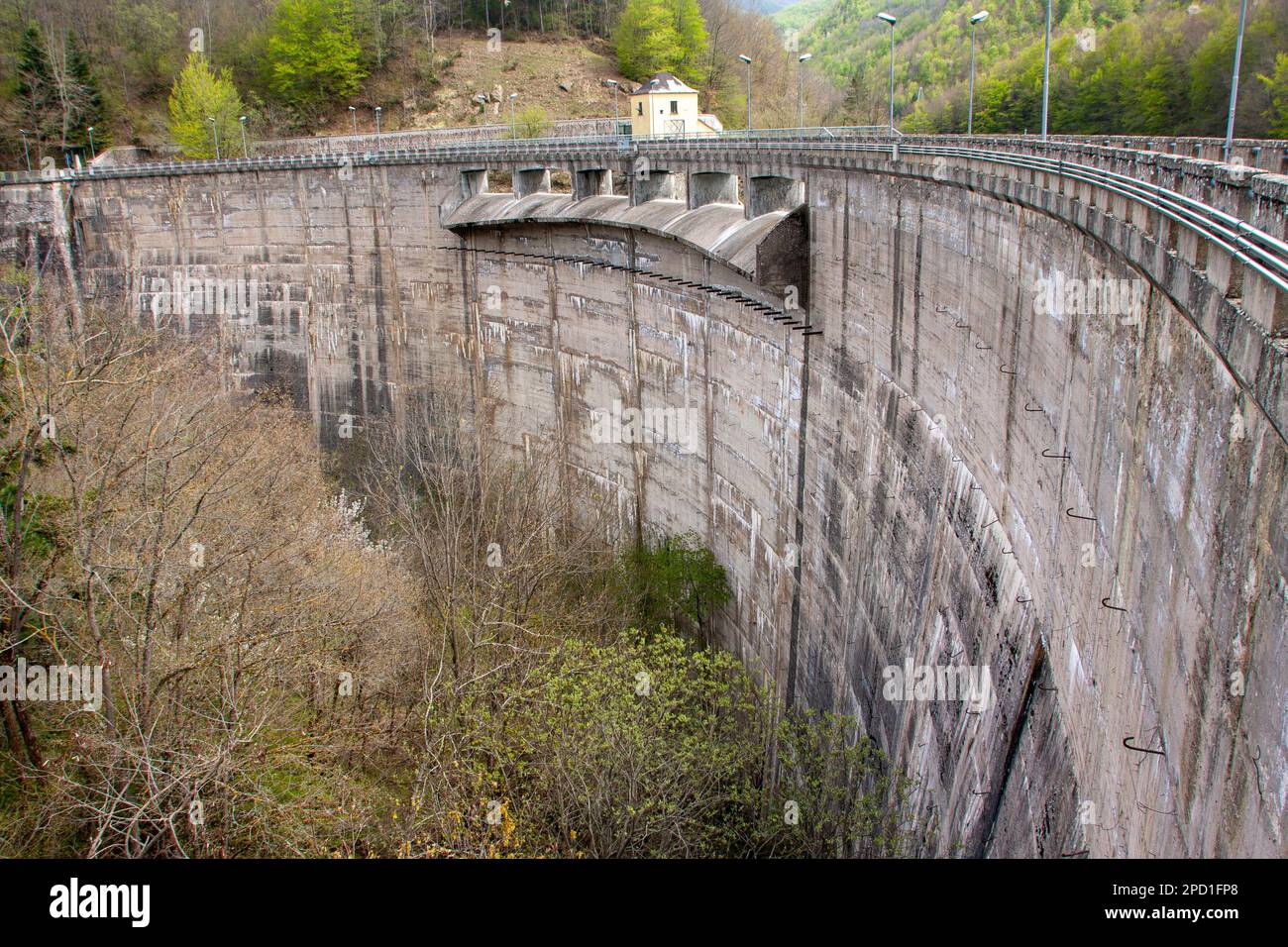 Una diga su un fiume LAquila - Teramo Italia Foto Stock