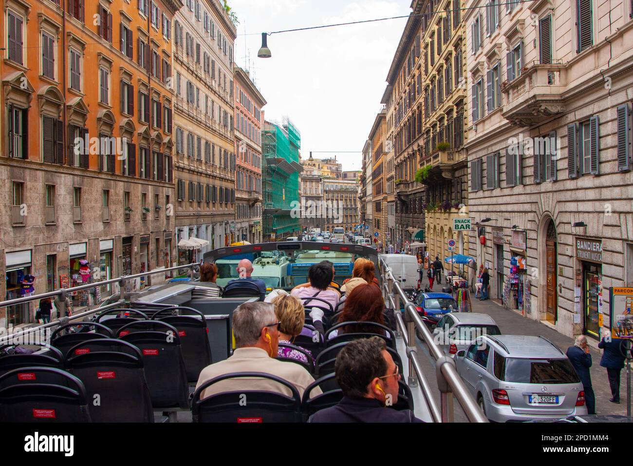 I turisti visitano la città su un autobus Hop-on Hop-Off a due piani a Roma Italia Foto Stock