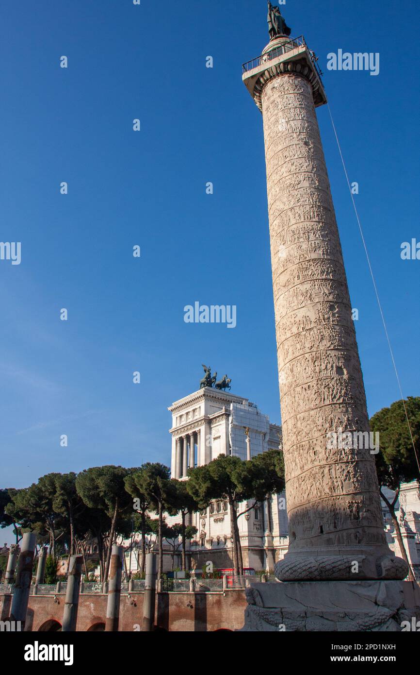 La colonna di Traiano (in italiano colonna Traiana, in latino: Columna Traiani) è una colonna trionfale romana a Roma, in Italia, che commemora l'imperatore romano Traiano Foto Stock