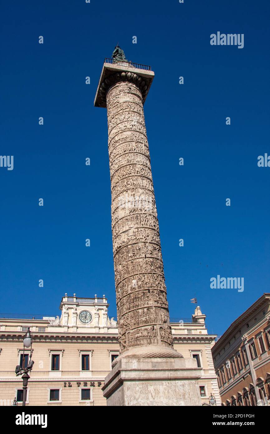 La colonna di Traiano (in italiano colonna Traiana, in latino: Columna Traiani) è una colonna trionfale romana a Roma, in Italia, che commemora l'imperatore romano Traiano Foto Stock
